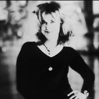 Suzi Quatro se „rozsekala“ při výstupu z letadla