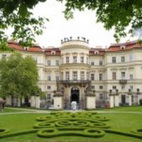 Opoziční politici brání barokní Lobkovický palác