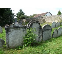 Na židovském hřbitově ve Volyni jsou i pomníčky obětí holocaustu