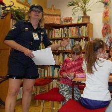 Knihovnice oblékla uniformu policistky a ponocovala s dětskými čtenáři