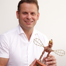Převzal pochodeň a běží s ní dál