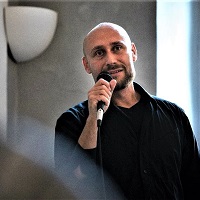 Jiří Bartoň beseduje o své knize, ale také natočil nový film a má i novou roli v divadle