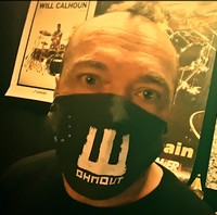 Na zkoušce v roušce zpívá Wohnout a kamarádi z hudební branže