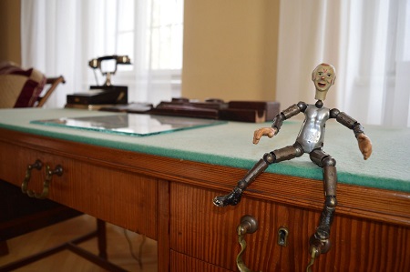 robot na stole