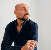 Rád bych oprášil písně R. A. Dvorského a jiných, říká šansoniér a herec Jiří Bartoň
