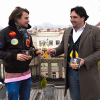 Adam Plachetka originálně pokřtil novou desku: kmotr Vojta Dyk ji dostal na lopatě