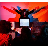 Psychedelická kapela láká na audiovizuální show z rondokubistického divadla