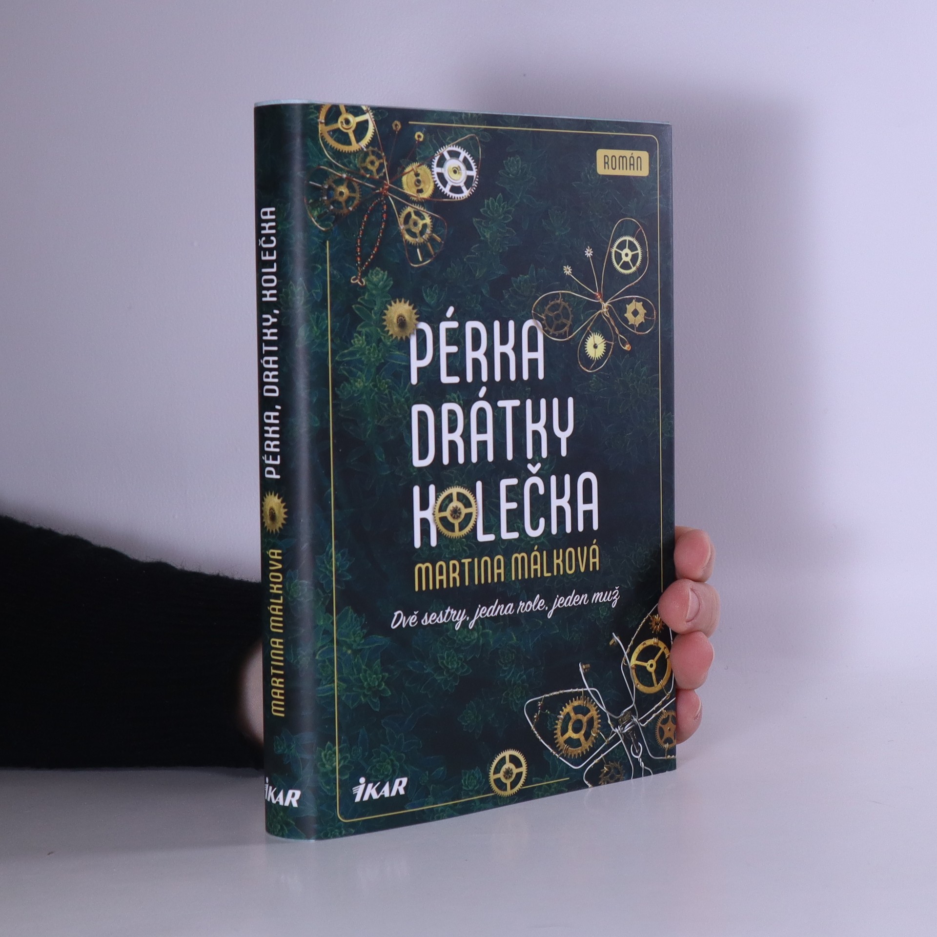 Pérka, drátky, kolečka: Dvě sestry, jedna role, jeden muž