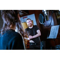 #nevzdamse zpívají Michal Pavlíček, David Koller, Lenka Dusilová, Igor Orozovič, Monika Načeva a Igor Ochepovsky spolu s ukrajinskými, ruskými a běloruskými hudebníky
