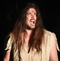 Již rok se hraje v Divadle Na Maninách původní český muzikál, Robinson Crusoe