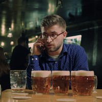 MICHAL HORÁK v baru sám se zlatou deskou?!