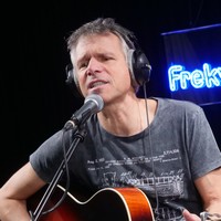 Janek Ledecký: Vinyl je krásná věc. Jsou tam fotky, povídání i texty