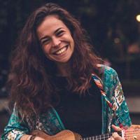 Talentovaná písničkářka JULA vydává debutové album Úlet