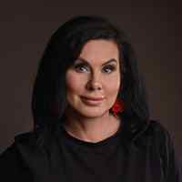 Jenny Jeshko: „V mých modelech se mísí jak barokní zdobnost a luxus, tak i punkový, temnější a rockovější podtón“