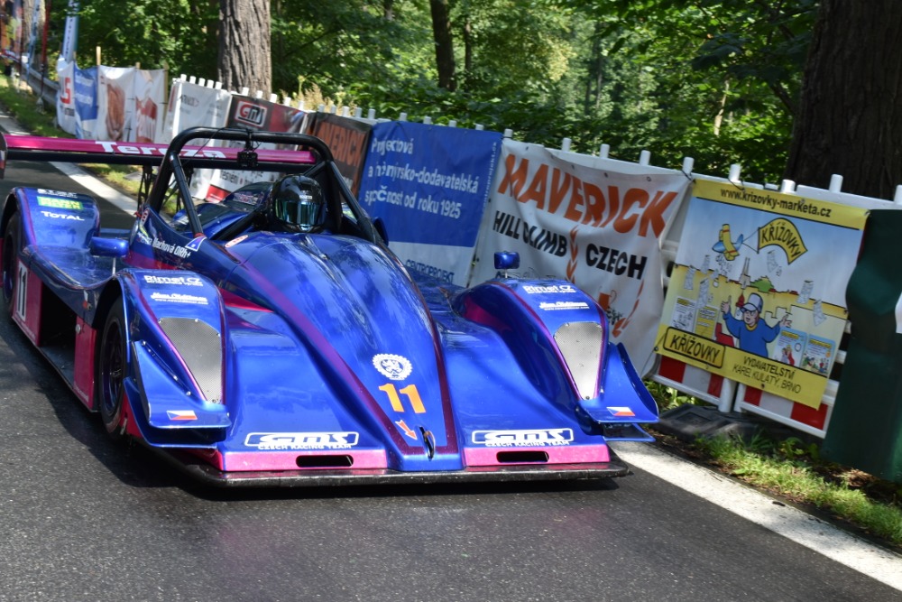 Vrbenský vrch o víkendu ovládnul řev motorů, jely se závody Maverick Hill Climb Czech 2023