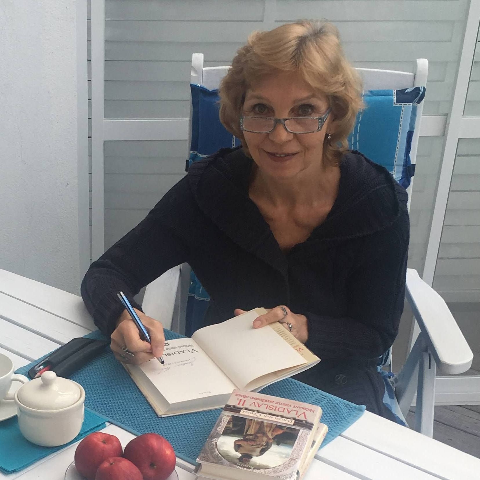 Láska, závist, nenávist, touha po moci a bohatství ovládají lidstvo v každé době. Historie je poučná, ale člověk ne