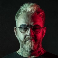 Eddie Stoilow oslaví 20. výročí novým českým singlem. Poprvé ho představí v Lucerně