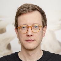 Stroon na novince Meditations on Dichotomy přemítá o napětí ve společnosti