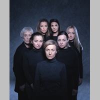 Dramatizace románu o ženách, víře a zlu