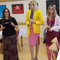 Dvě mladé malířky představují v Domě kultury v Kroměříži výstavu Chaos barev