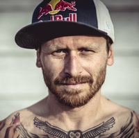 Extrémní biker Michal Maroši se v životopisném filmu svléká do naha – obrazně i doopravdy
