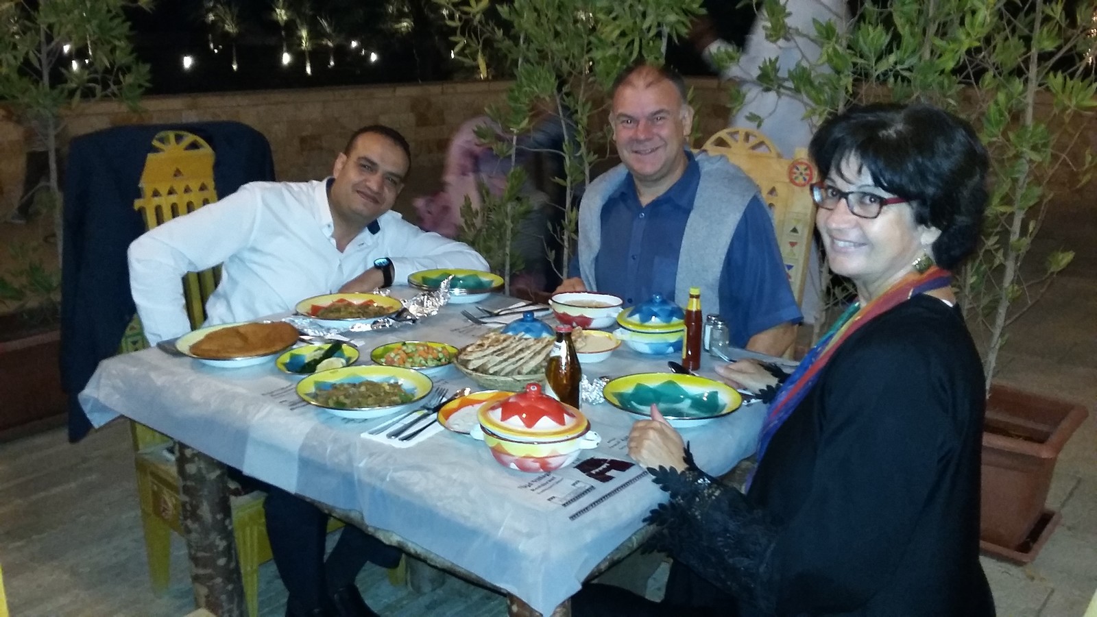 archiv Soňa Bulbeck - s manželem a přítelem Mohamedem v tradiční restauraci v Rijáde v 2017