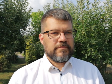 Je to ve hvezdach reziser
