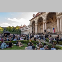 Pražští symfonikové zahrají ve Valdštejnské zahradě Smetanu, Dvořáka, Janáčka i filmovou hudbu