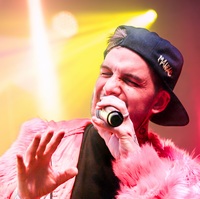 Kapela Maniac zaplnila Lucernu, pokřtila videoklip a část výtěžku poslala lidem postiženým povodněmi
