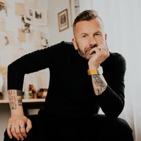 Láska přichází s novým klipem s vážnou tematikou, vyráží na turné s Petrou Janů a pracuje na nové desce