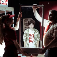 Co se stane, když do běžného nedělního provozu oblíbeného fastfoodu zasáhne potopa?