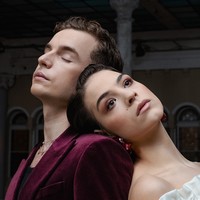 Švandovo divadlo uvede Romea a Julii s Oskarem Hesem a Anetou Kalertovou. Novinka promlouvá k divákům všech generací