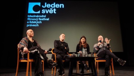 jeden svet debata