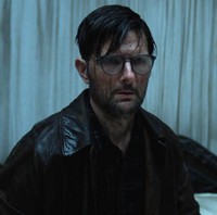 Do českých kin míří horor Hokum. Adam Scott se v děsivé irské legendě propadá do šílenství