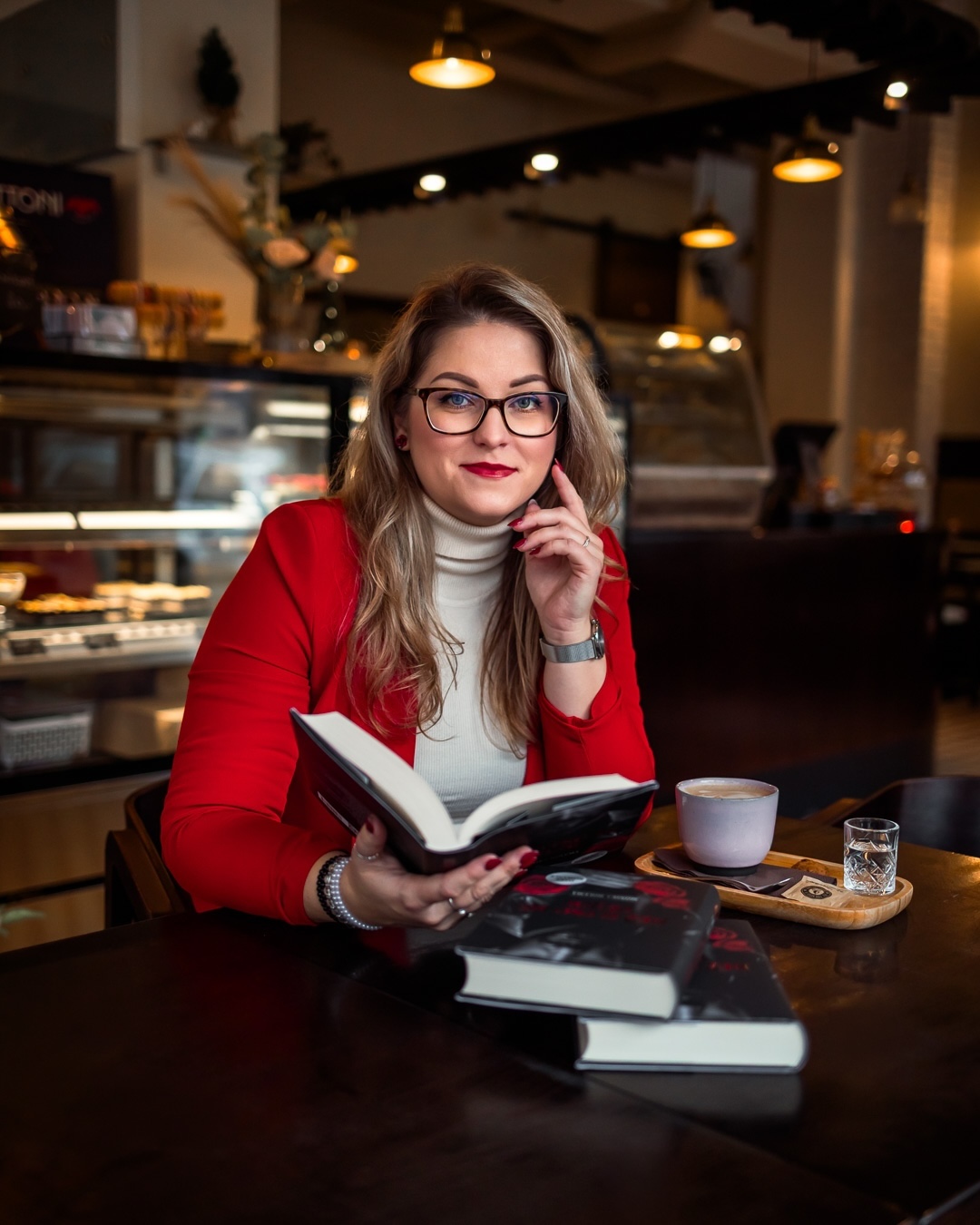 Monika Holemá: Na poezii mě baví to, že pár řádků dokáže nést víc, než se na první pohled zdá