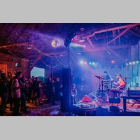 Mezi rozkvetlou loukou a temným lesem. Festival Středňajs na Kokořínsku počtvrté láká na multižánrový hudební line-up