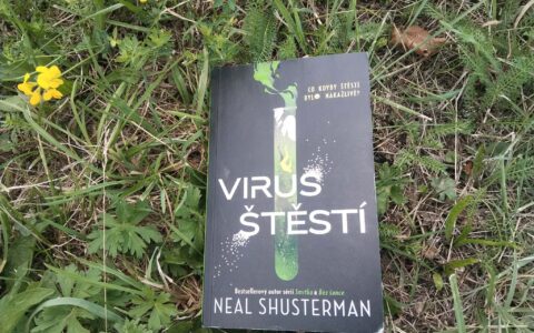 Zajímavá myšlenka, která mě nedokázala nakazit aneb recenze knihy Virus štěstí