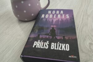 Příliš blízko: Nora Roberts trochu jinak a překvapivě blízko záporákovi