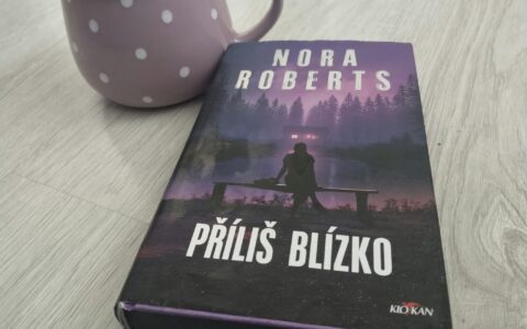 Příliš blízko: Nora Roberts trochu jinak a překvapivě blízko záporákovi