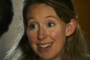 Nejslavnější manipulátorka Elizabeth Holmes uprostřed fascinující filmové hry. Očekávaná filmová senzace Uvidíš všechno brzy vstoupí českých kin