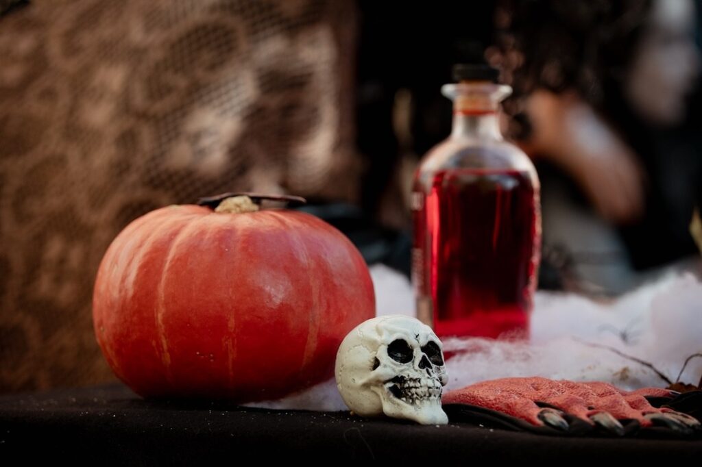 Oblíbený Halloween na zámku Dobříš nabídne zábavný i strašidelný program. Novinkou bude divadlo pro děti, ohnivá show i vylepšené peklo